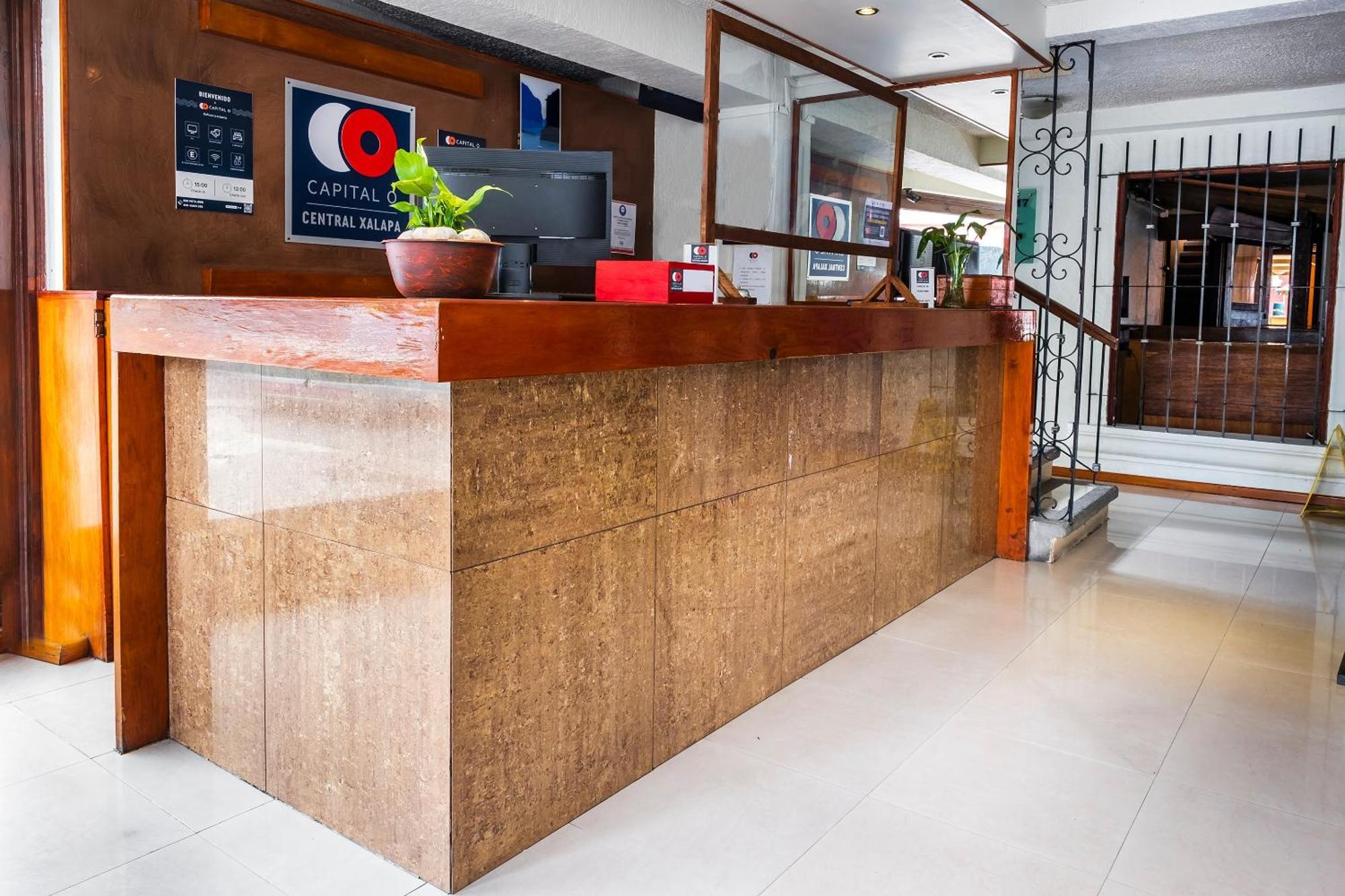 Capital O Hotel Central, خالابا المظهر الخارجي الصورة